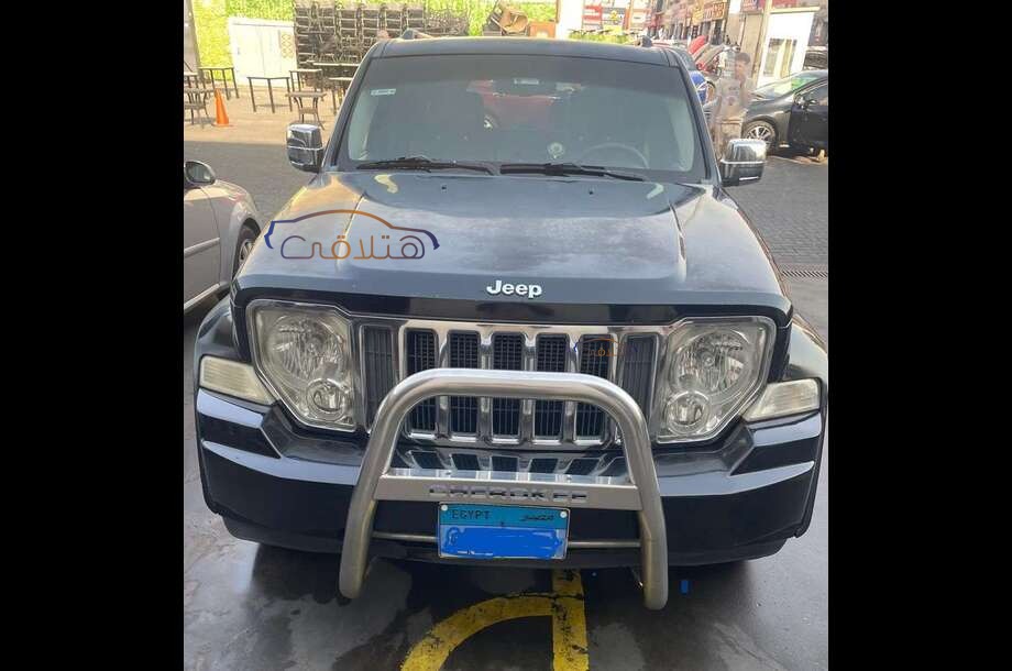 Cherokee Jeep أسود