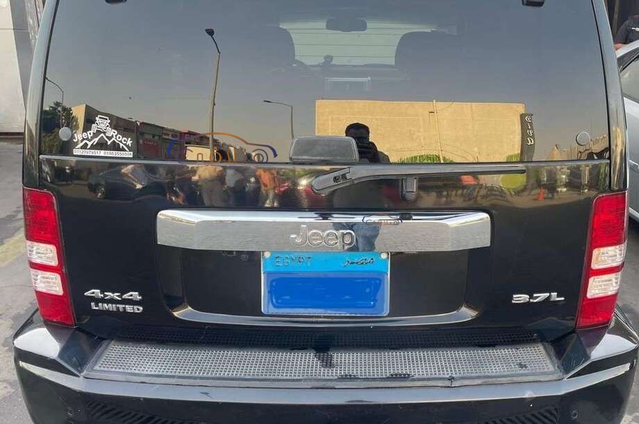 Cherokee Jeep أسود