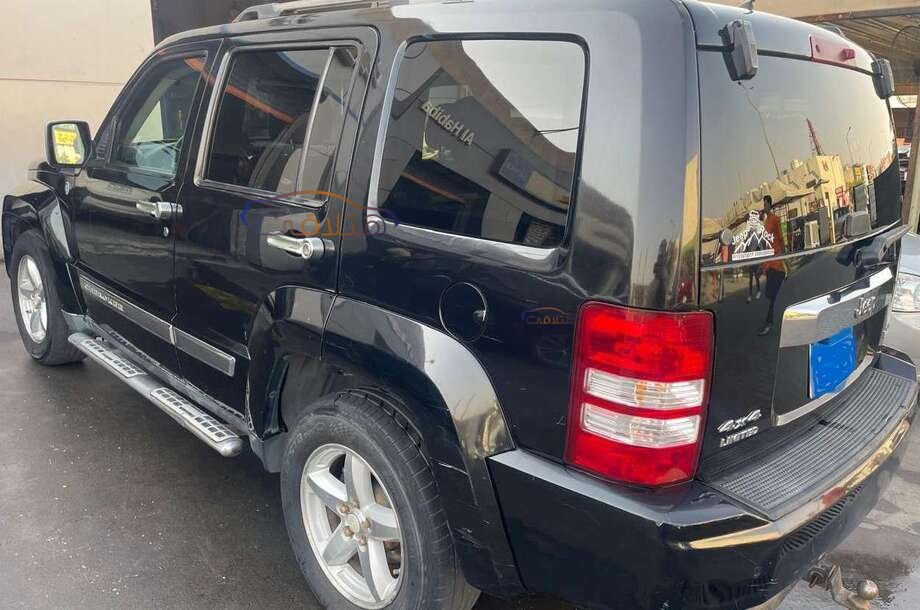 Cherokee Jeep أسود