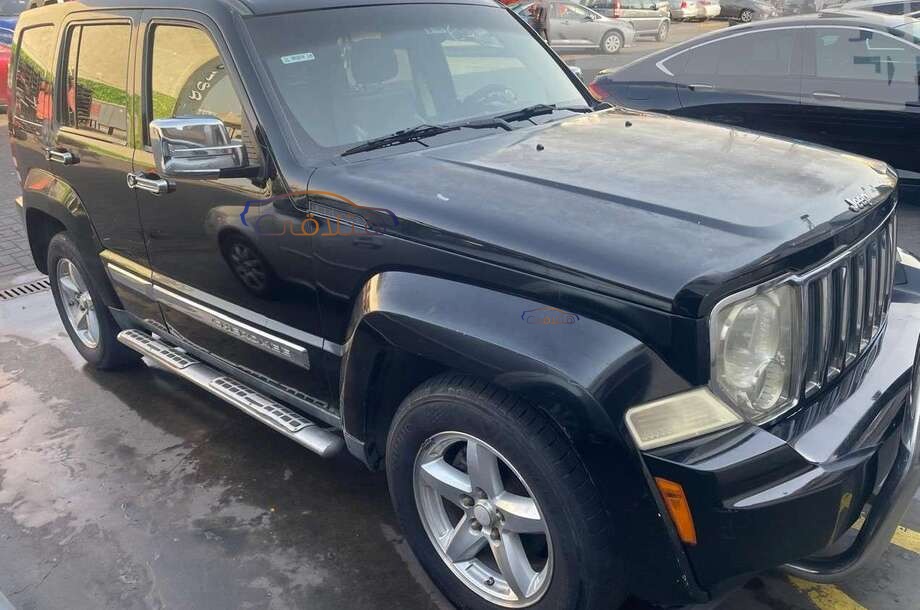 Cherokee Jeep أسود