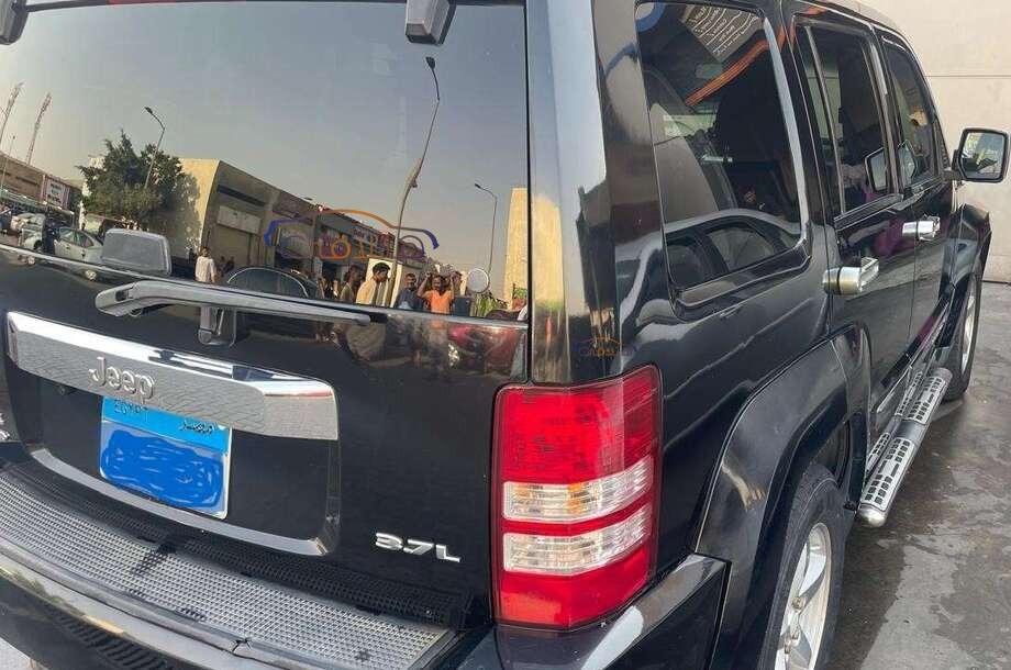 Cherokee Jeep أسود