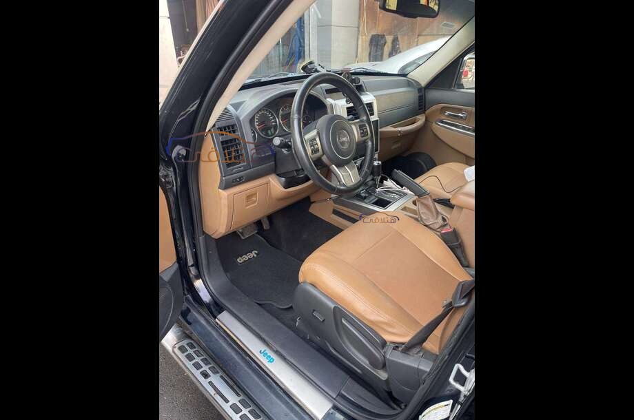 Cherokee Jeep أسود