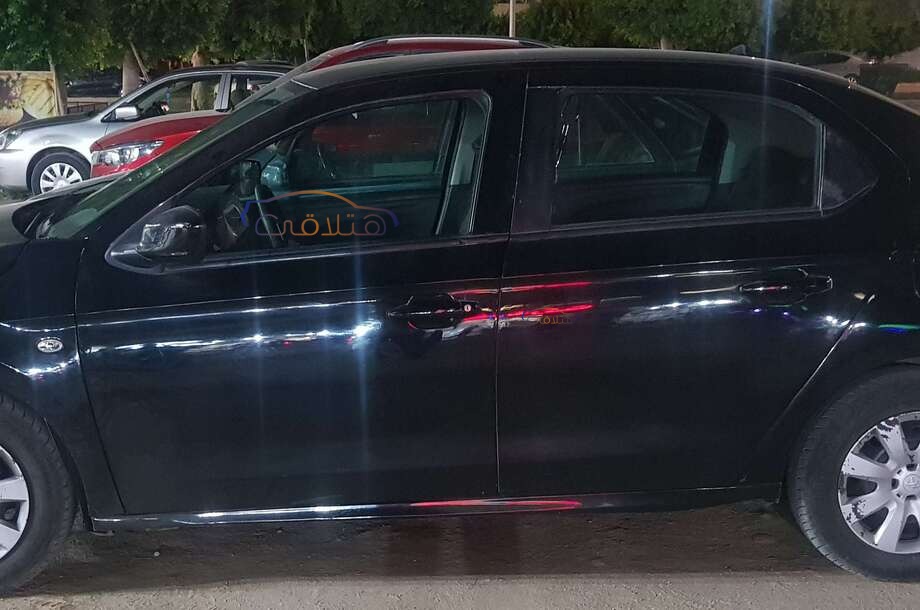 301 Peugeot أسود