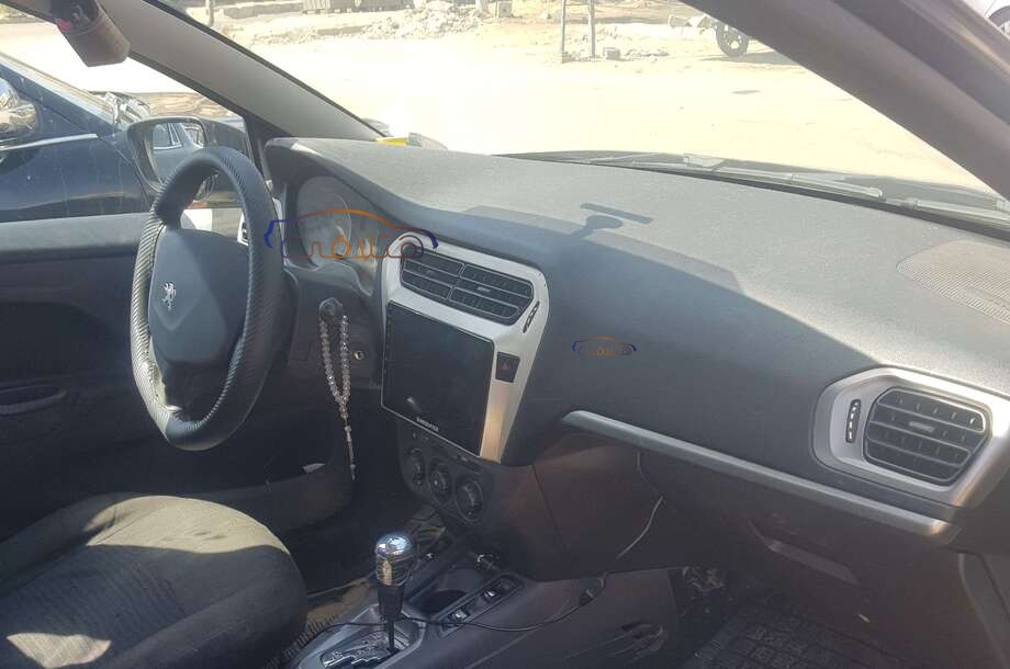 301 Peugeot أسود