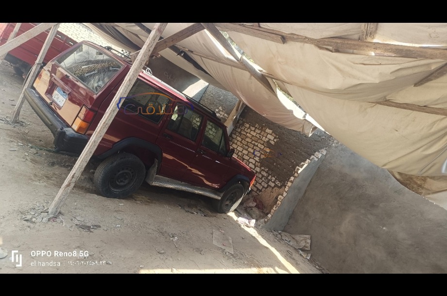 Cherokee Jeep احمر