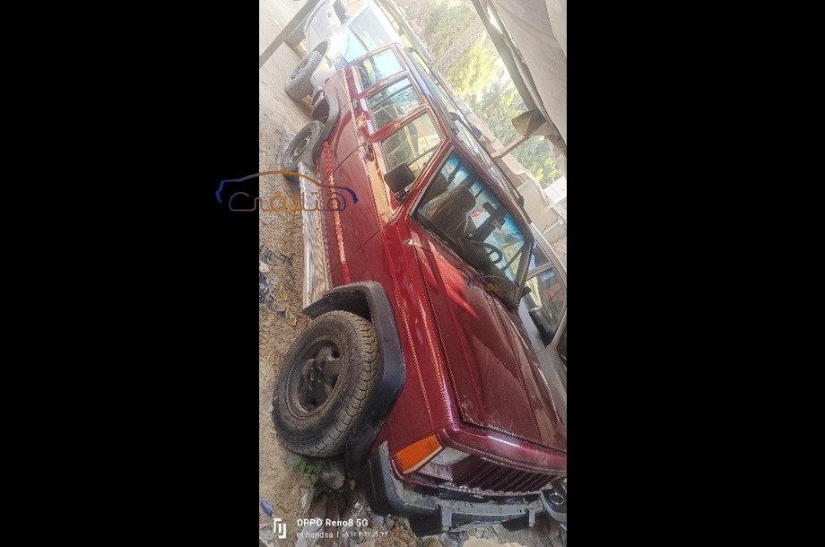 Cherokee Jeep احمر