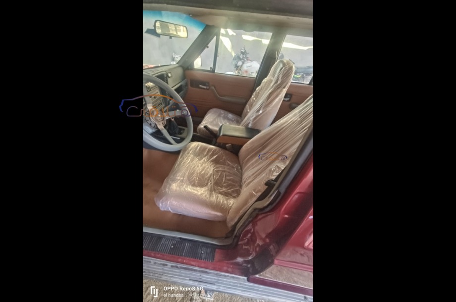 Cherokee Jeep احمر
