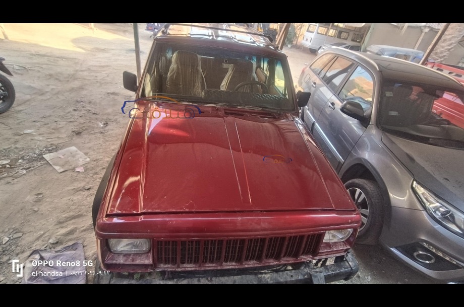 Cherokee Jeep احمر
