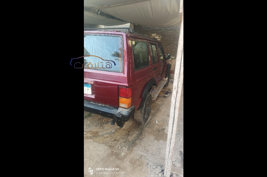 Cherokee Jeep احمر