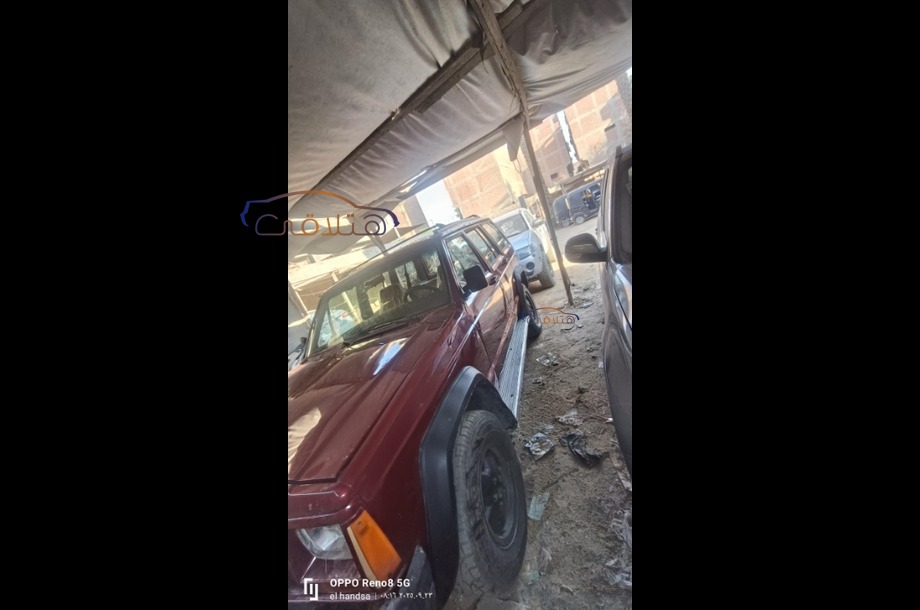 Cherokee Jeep احمر