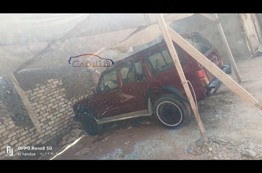 Cherokee Jeep احمر
