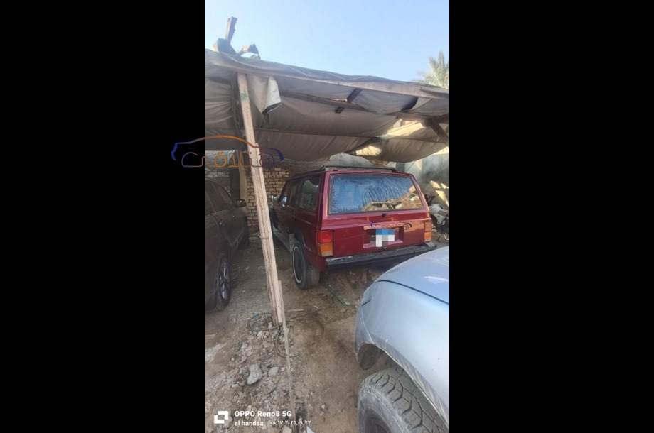 Cherokee Jeep احمر