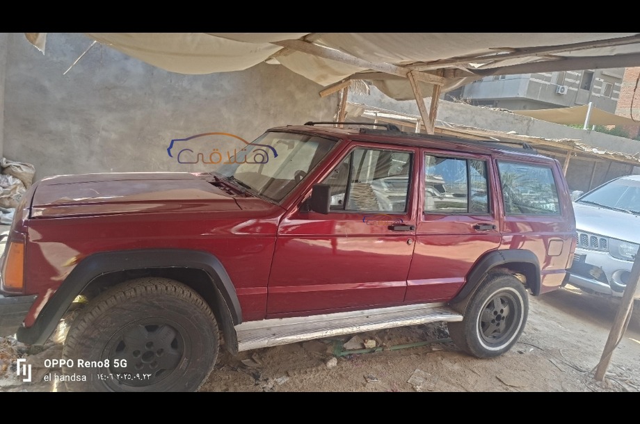 Cherokee Jeep احمر