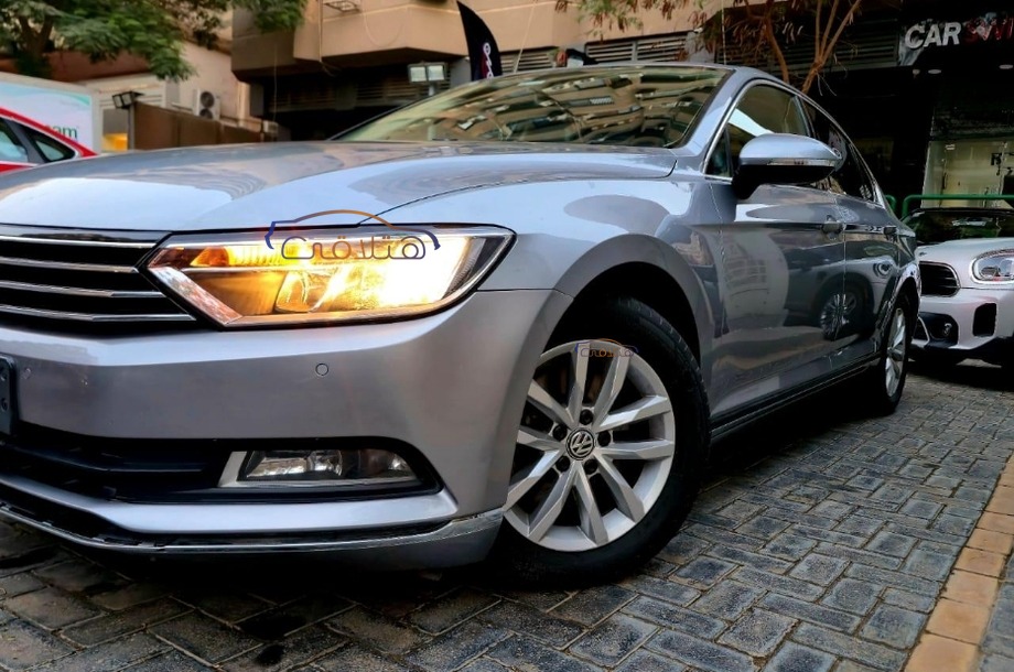 Passat Volkswagen فضي