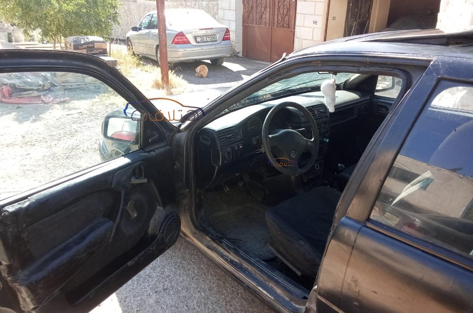 Vectra Opel أسود