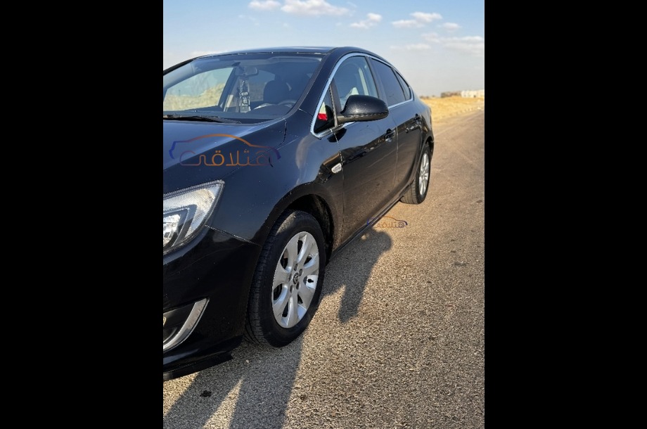 Astra Opel أسود