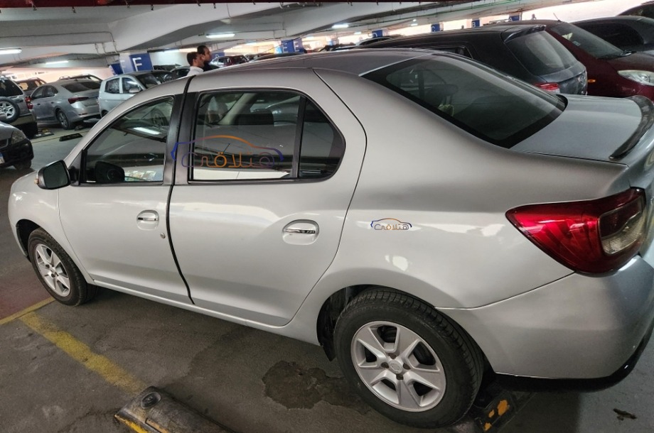 Logan Renault فضي