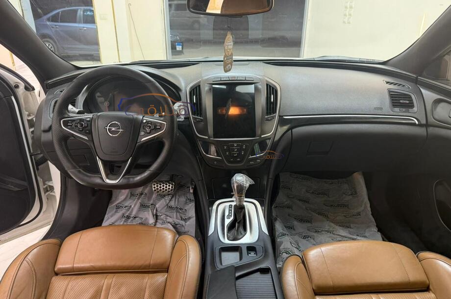 Insignia Opel أبيض