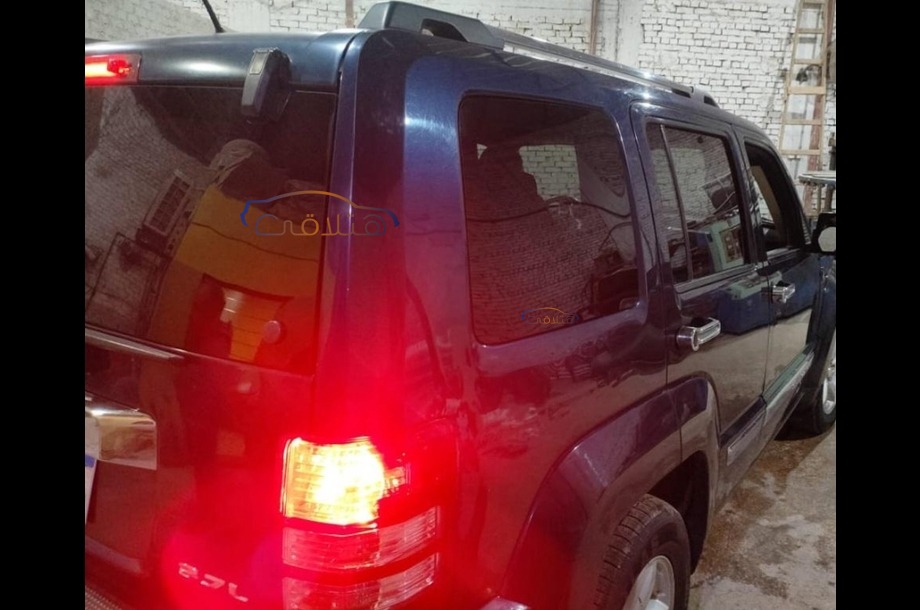 Cherokee Jeep الأزرق الداكن