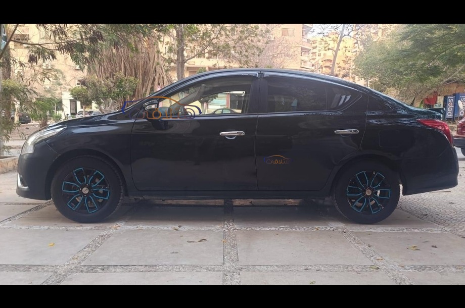 Sunny Nissan أسود