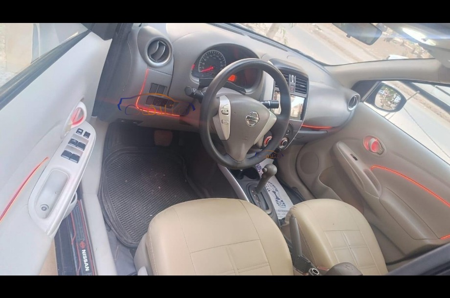 Sunny Nissan أسود