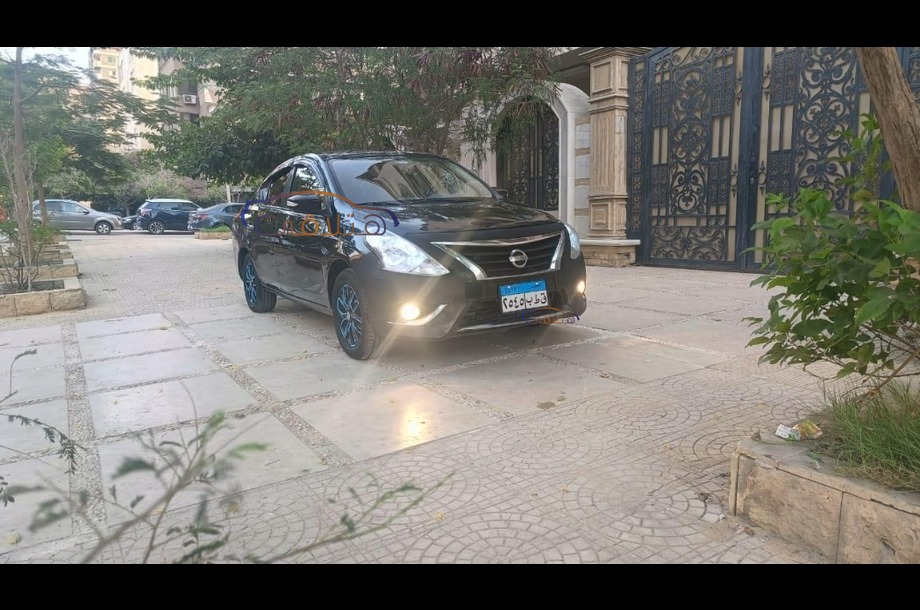 Sunny Nissan أسود