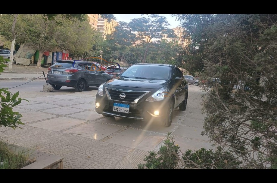 Sunny Nissan أسود