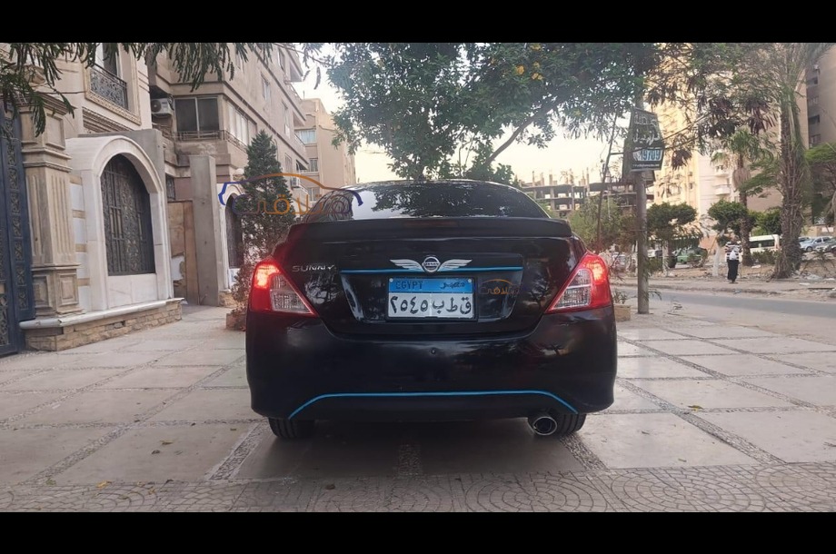 Sunny Nissan أسود