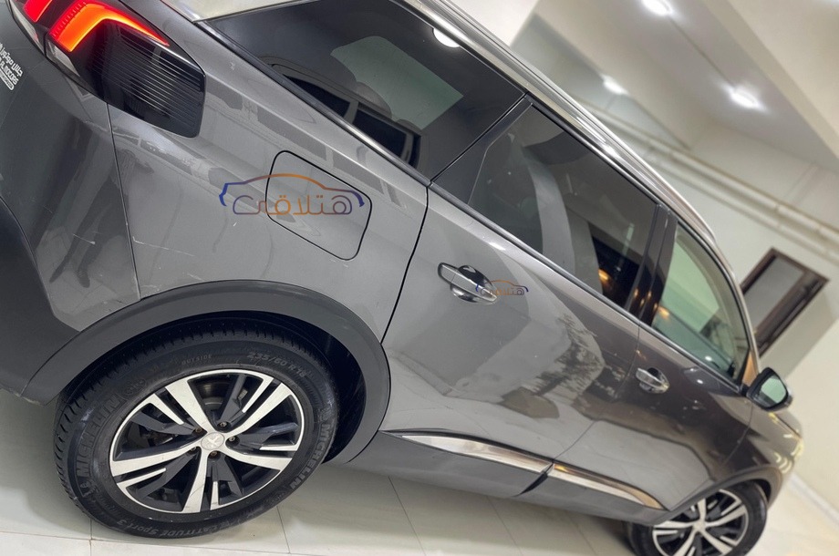 5008 Peugeot رمادي