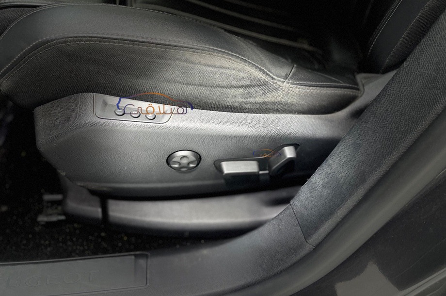 5008 Peugeot رمادي