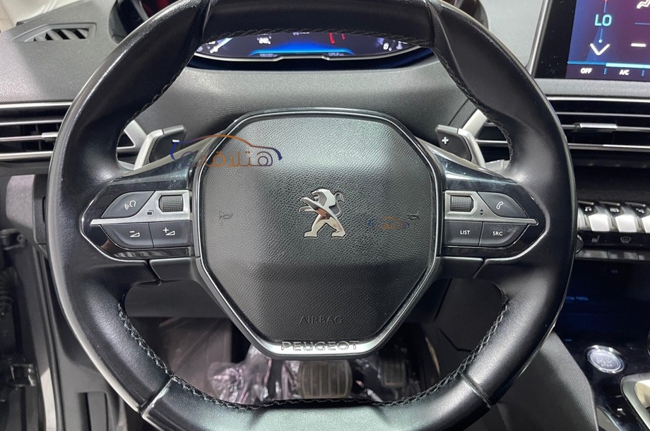 5008 Peugeot رمادي