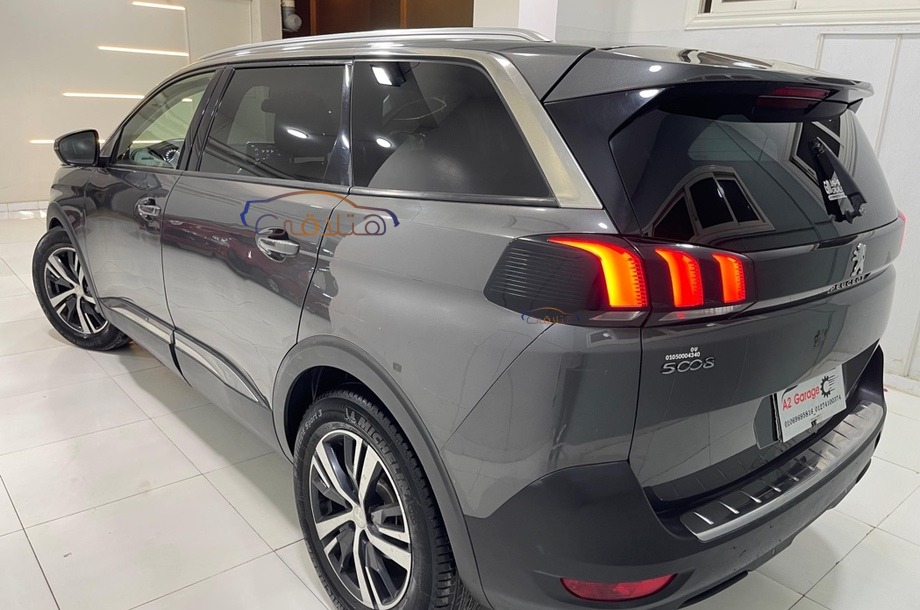 5008 Peugeot رمادي