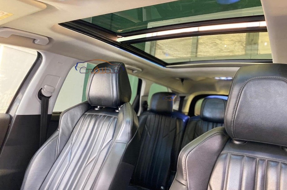 5008 Peugeot رمادي