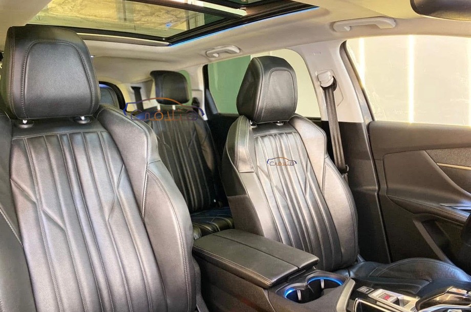 5008 Peugeot رمادي