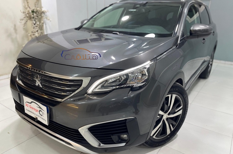 5008 Peugeot رمادي