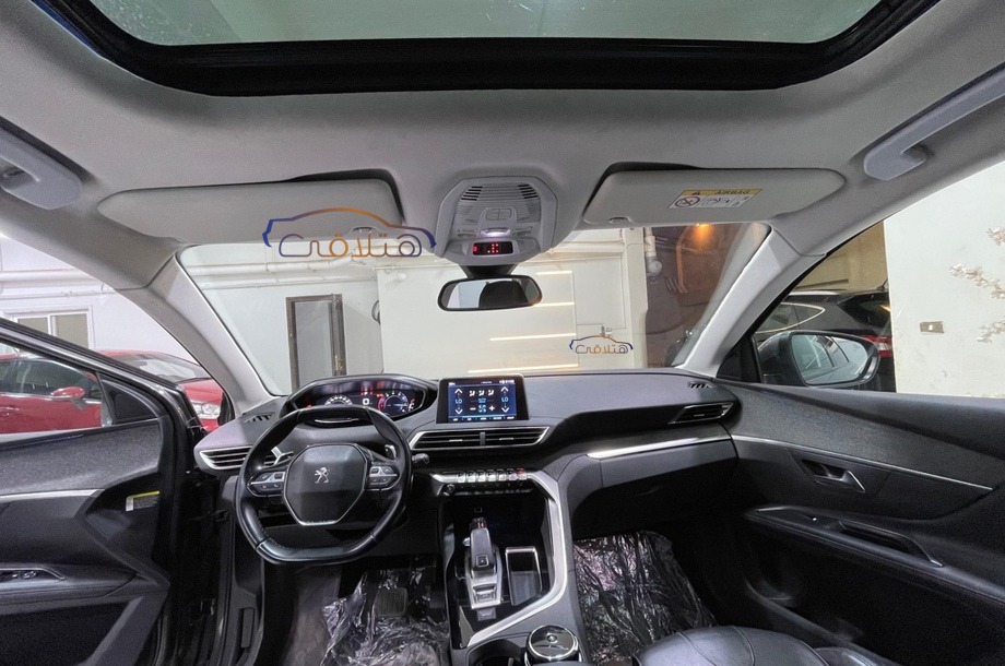 5008 Peugeot رمادي