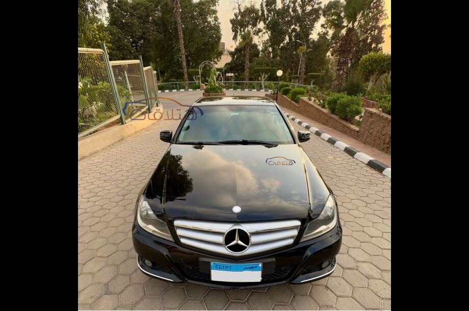 C 180 Mercedes أسود