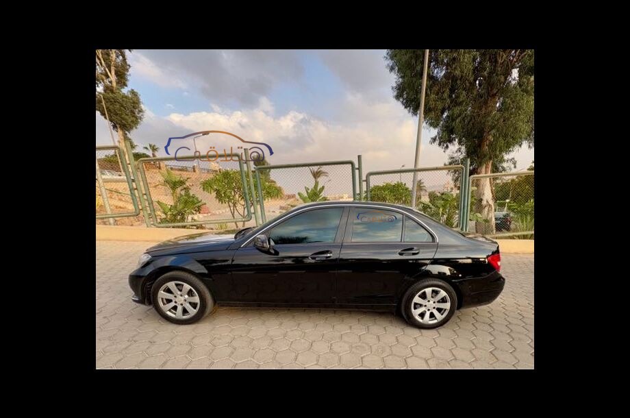 C 180 Mercedes أسود