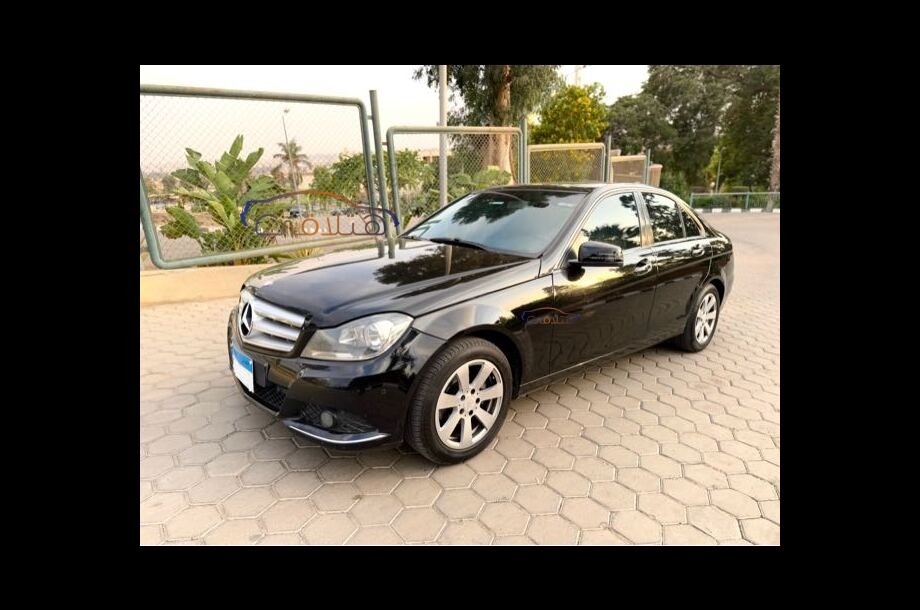 C 180 Mercedes أسود