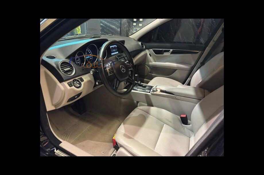 C 180 Mercedes أسود