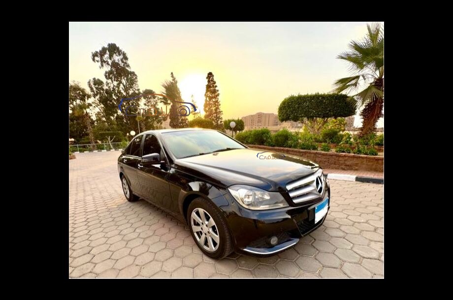 C 180 Mercedes أسود