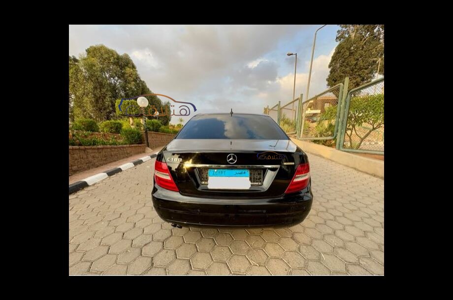 C 180 Mercedes أسود