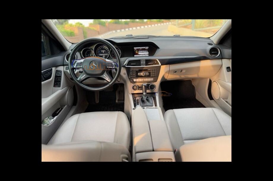 C 180 Mercedes أسود