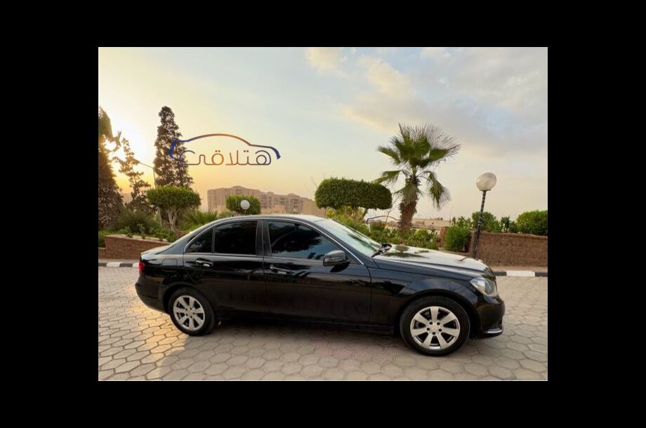 C 180 Mercedes أسود