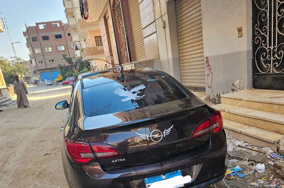 Astra Opel بني