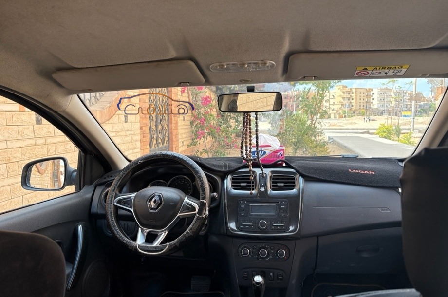 Logan Renault فضي