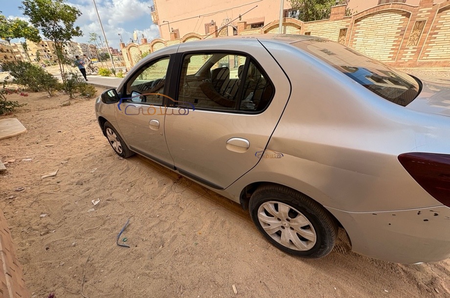 Logan Renault فضي