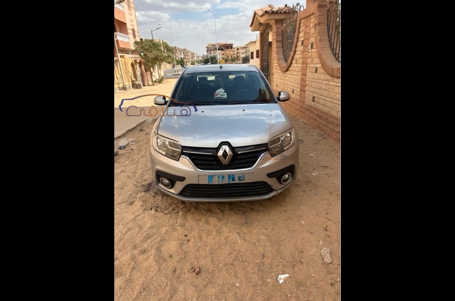 Logan Renault فضي