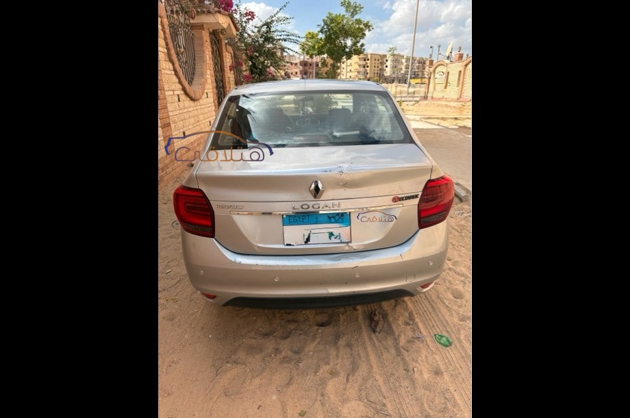 Logan Renault فضي