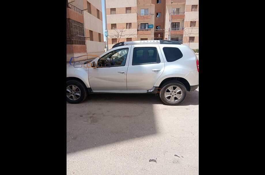 Duster Renault فضي